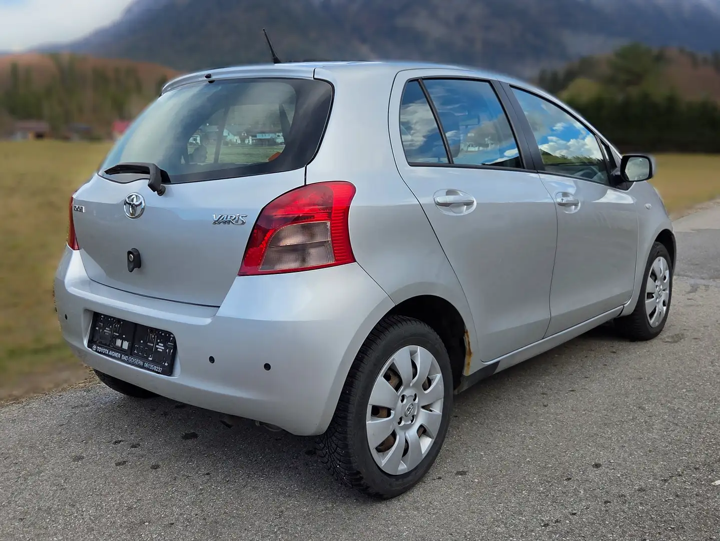 Toyota Yaris Yaris 1,0 VVT-i Linea Sol 5-Türer Grau - 2