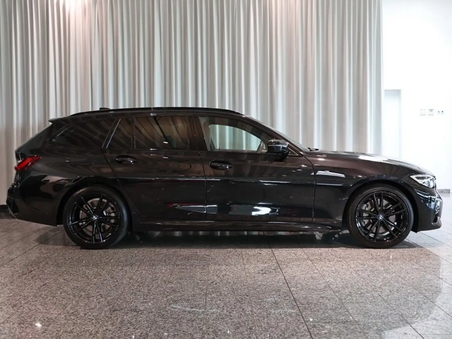 BMW 330 i xDrive Touring M Sport 19 Zoll RFK DrivAss LED Schwarz - 2