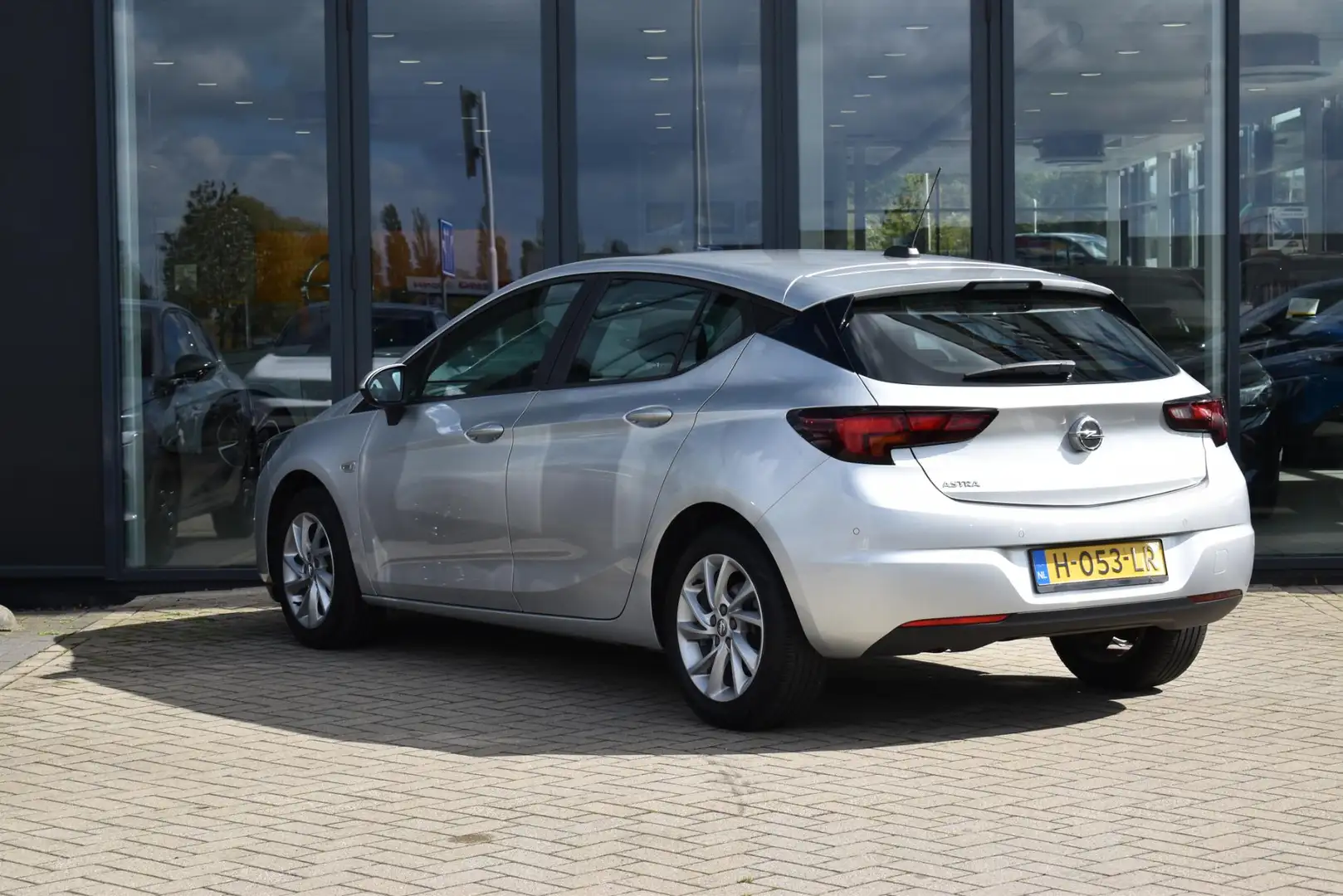 Opel Astra 1.2 Edition | Navi \ Climate \ Parkeersensoren Grijs - 2