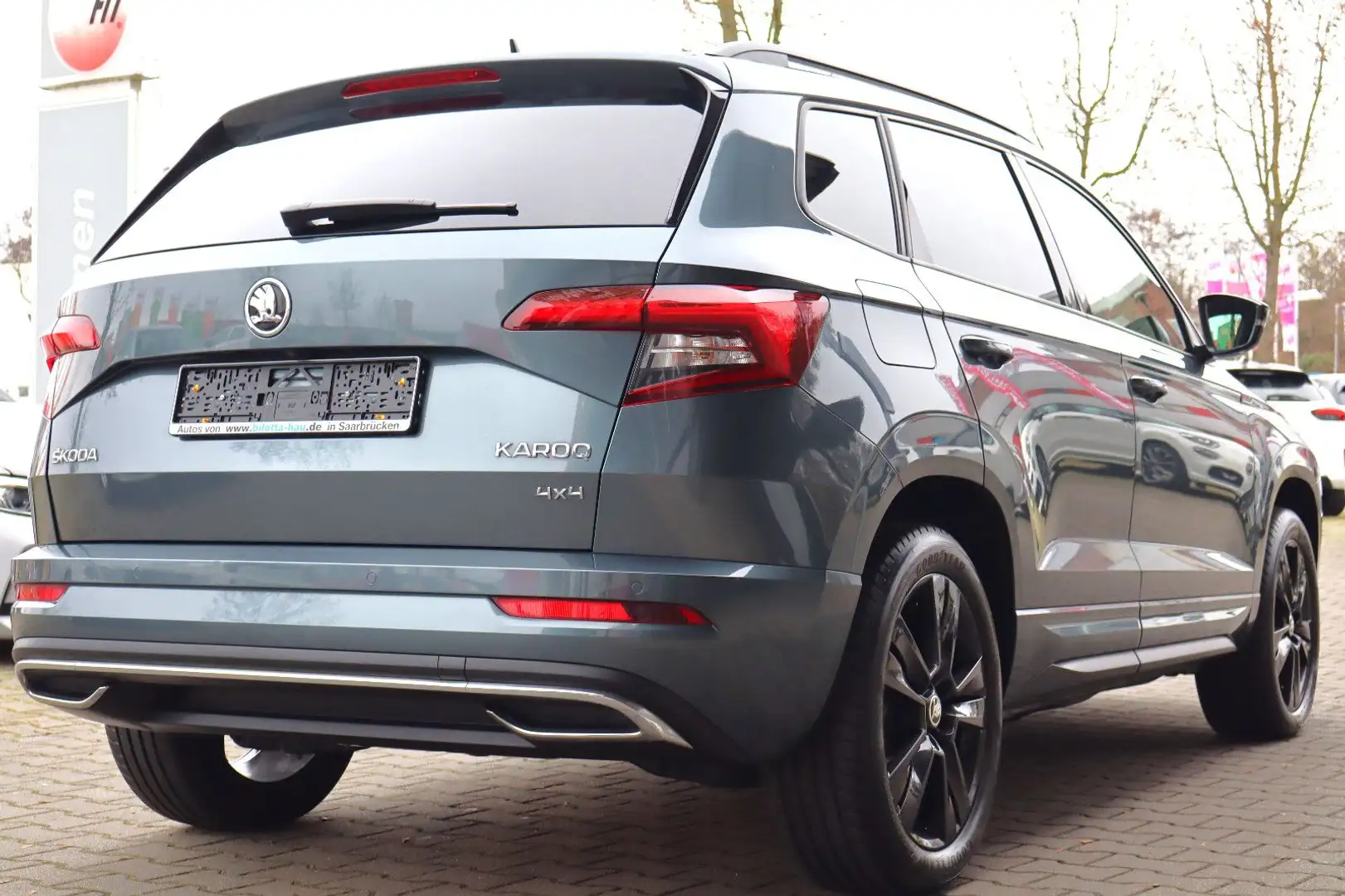 Skoda Karoq 2.0 TSI Sportline 4x4 DSG ! LED+Navi+AHK ! Grau - 2