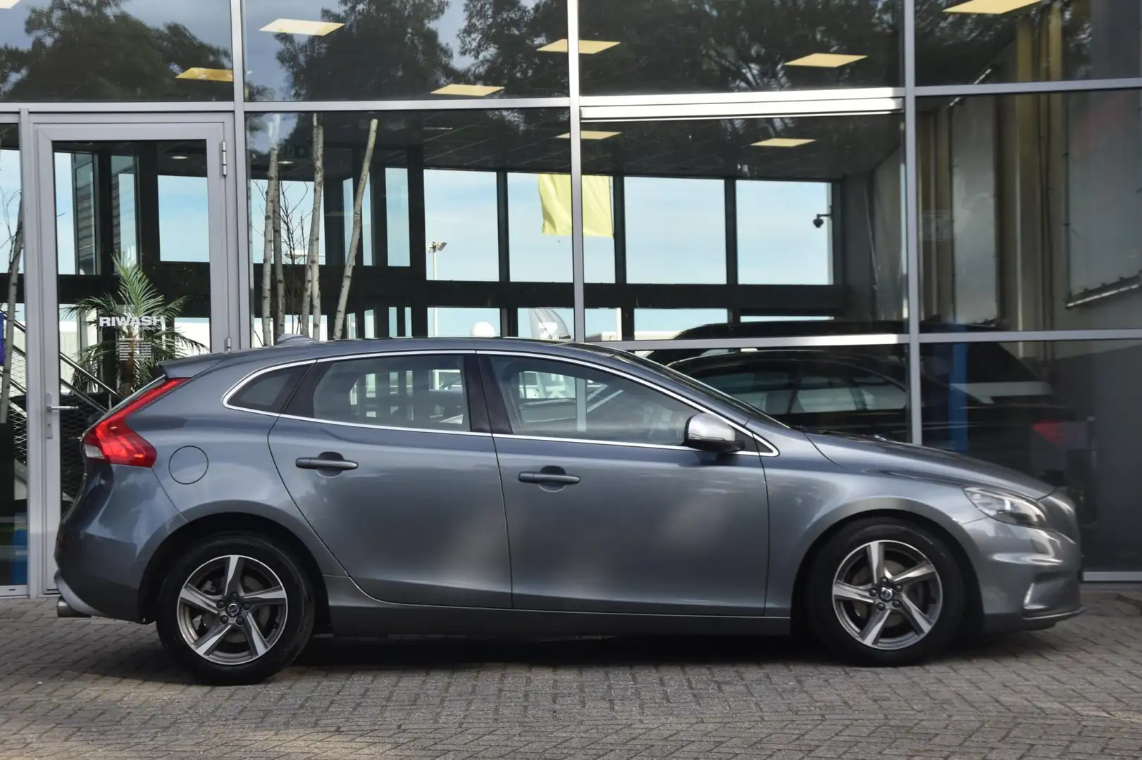 Volvo V40 2.0 D2 R-Design Business Airco Leder Nav. Pdc Xeno Grijs - 2