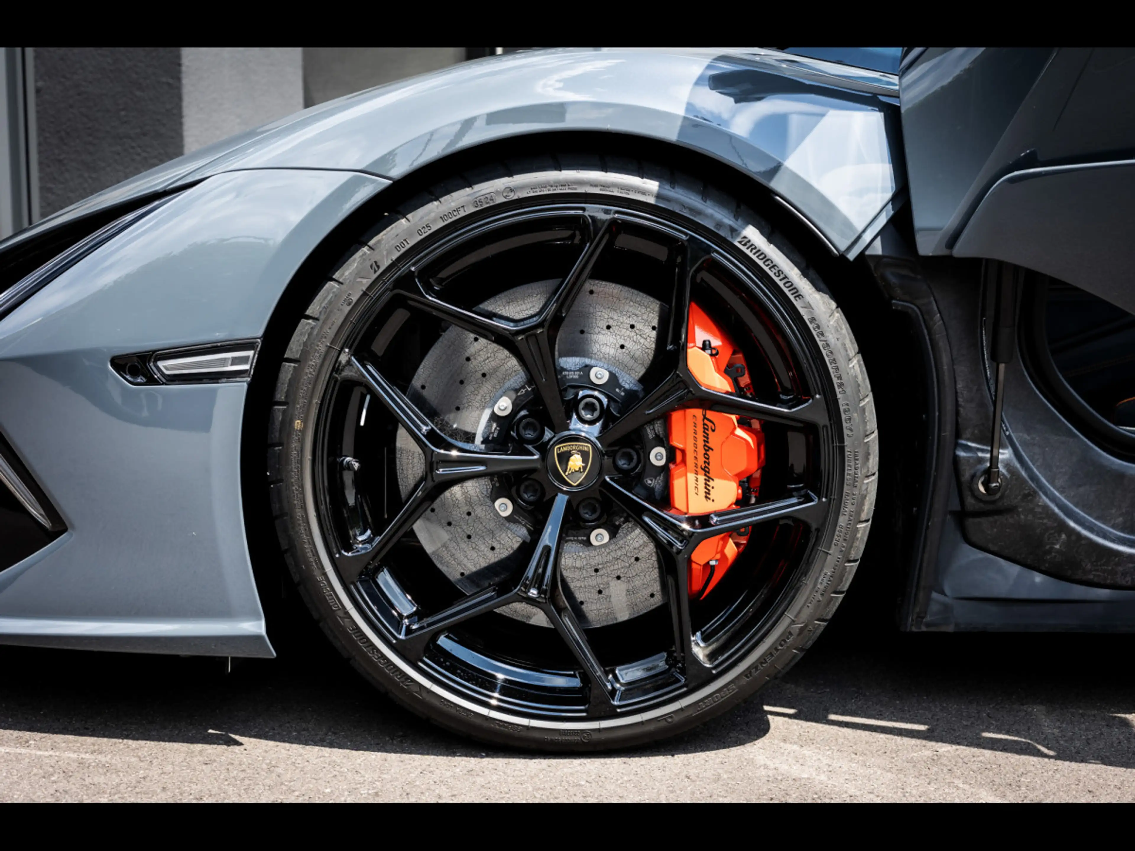 Lamborghini Revuelto 6.5 V12 HPEV°GRIGIO TELESTO°PPF°CARBON°SONUS°LIFT — photo 8