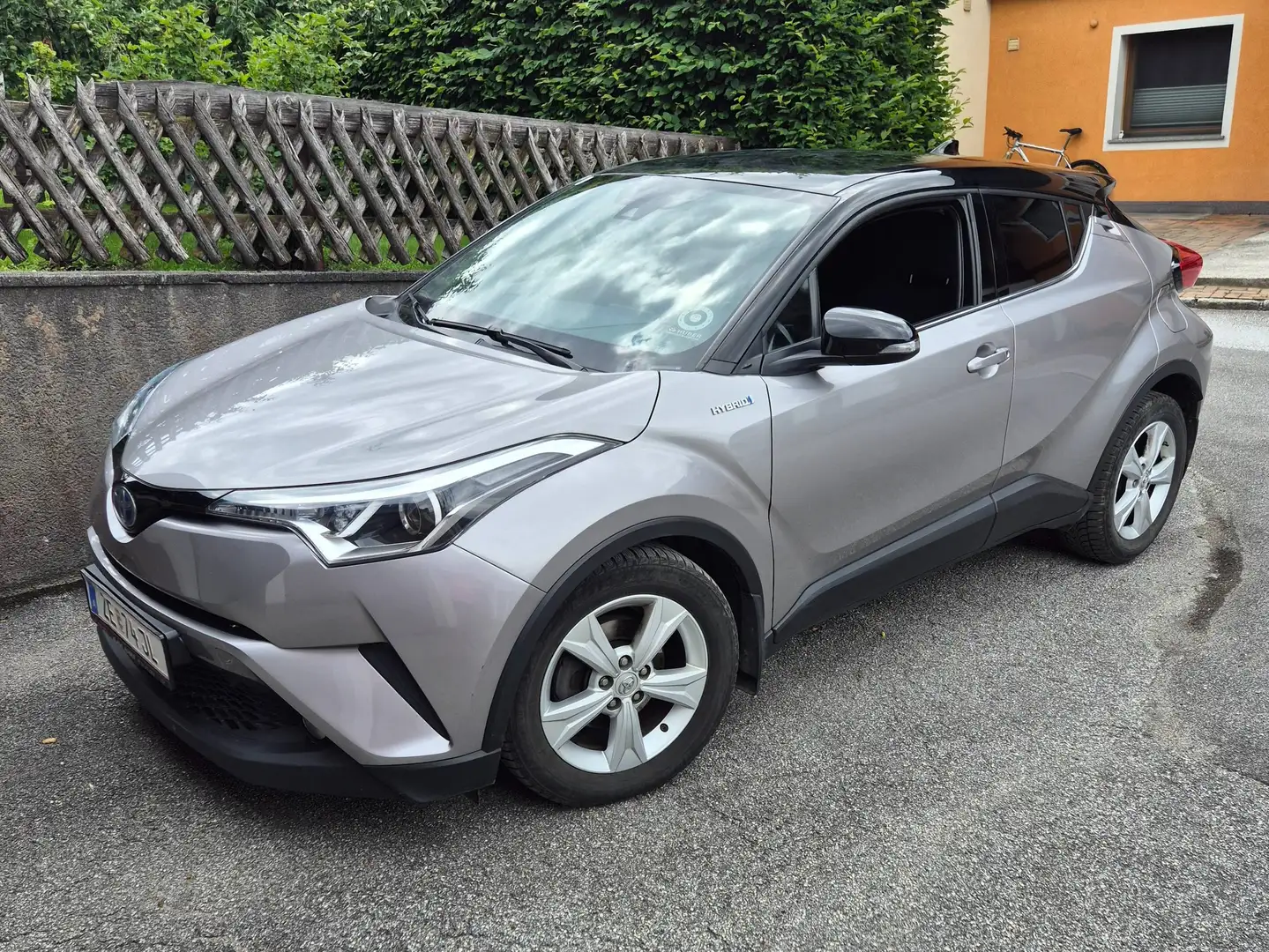 Toyota C-HR C-HR 1,8 Hybrid C-ULT CVT C-ULT Grau - 1