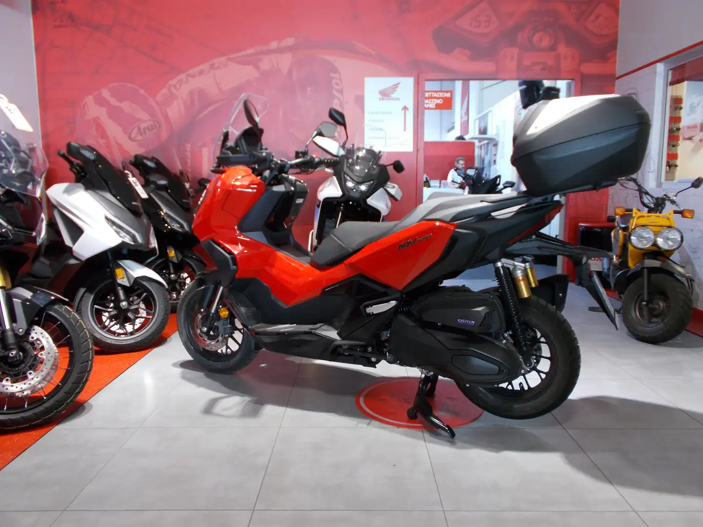 Honda ADV 350 Rojo - 2