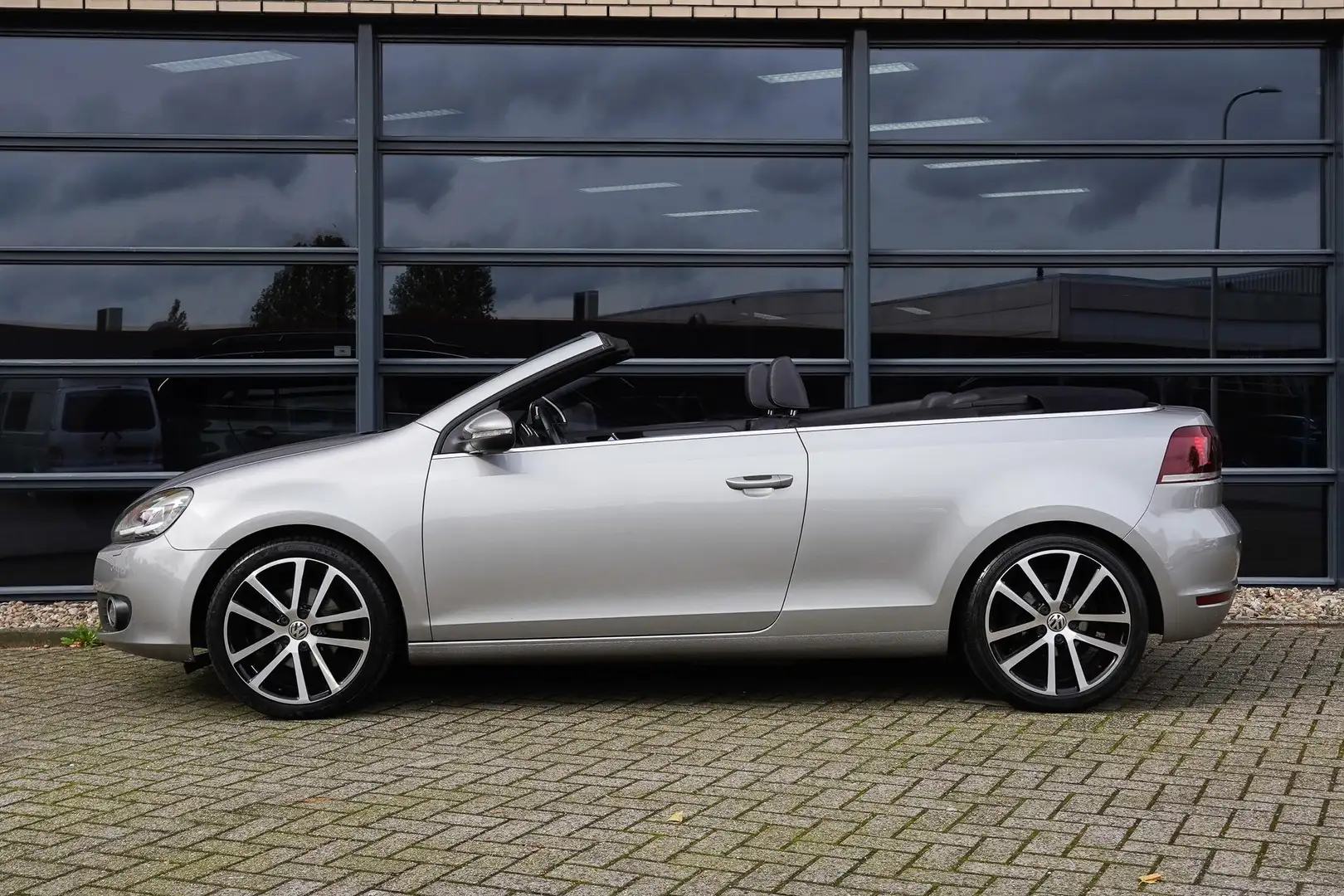 Volkswagen Golf Cabriolet TSI 105PK |Xenon|Afn.Trekhaak|Zeer netjes| Gri - 2