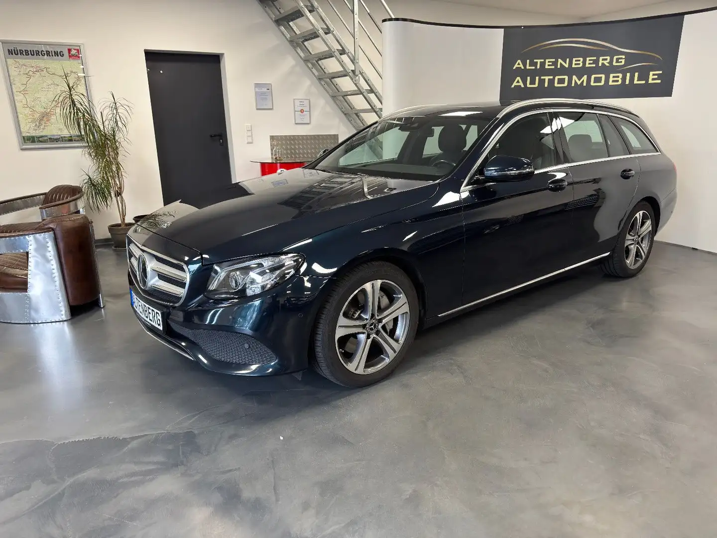 Mercedes-Benz E 350 d Avantgarde AHK Multibeam CarPlay Kamera Blau - 2