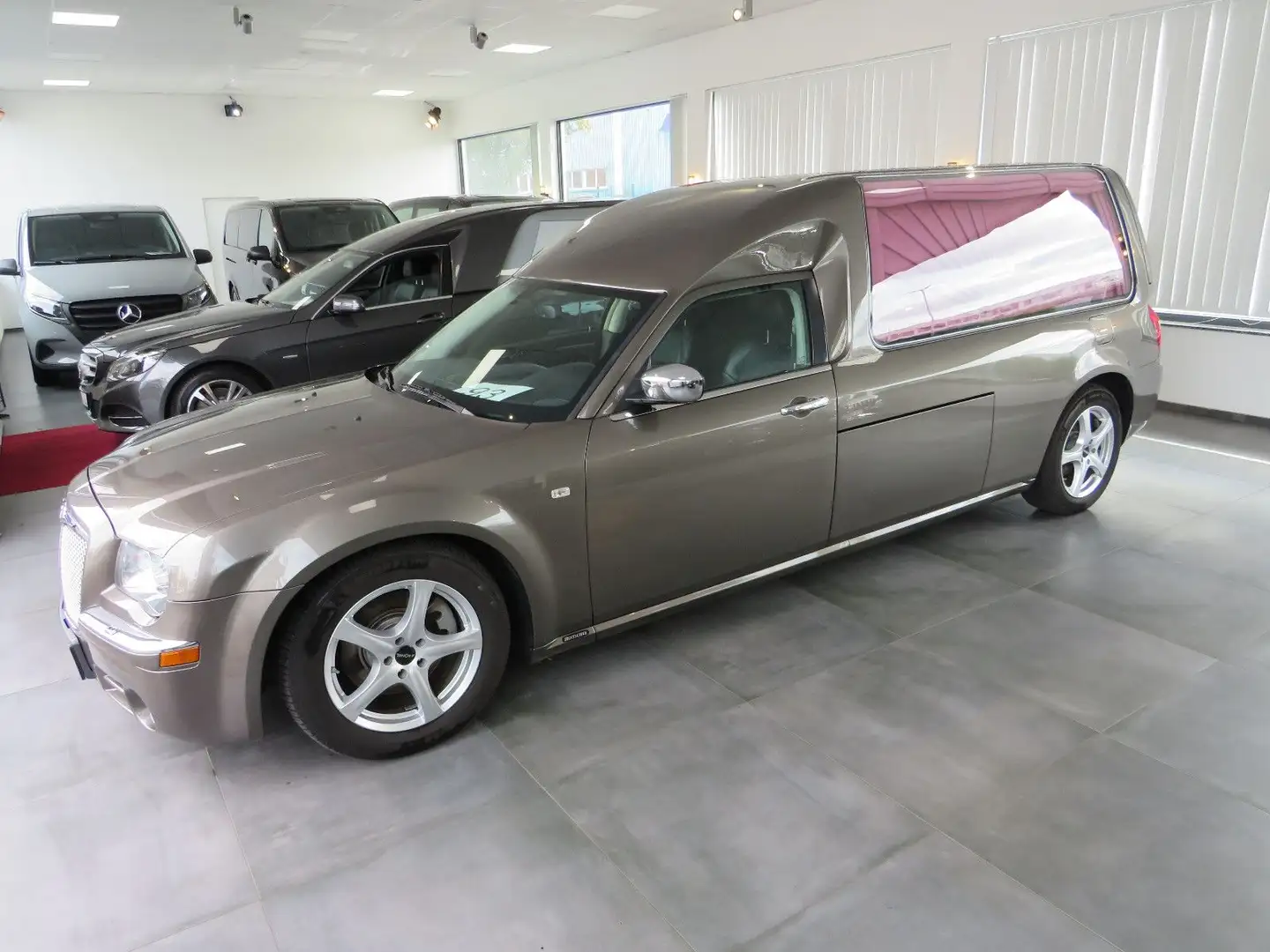 Chrysler 300C Hentschke Bestattungswagen / Leichenwagen Grau - 1