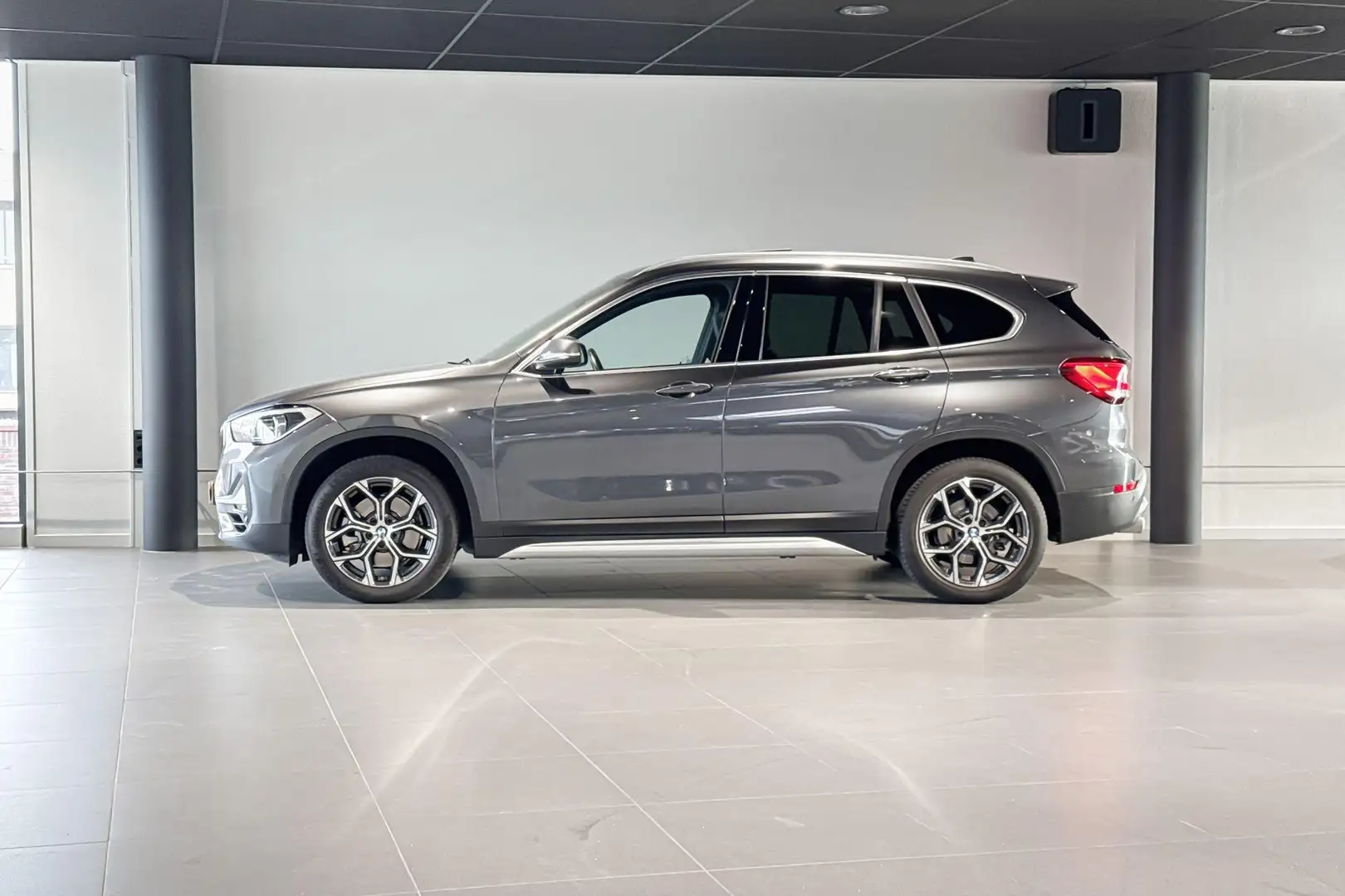 BMW X1 sDrive20i High Executive | Glazen Panoramadak | St Grijs - 2