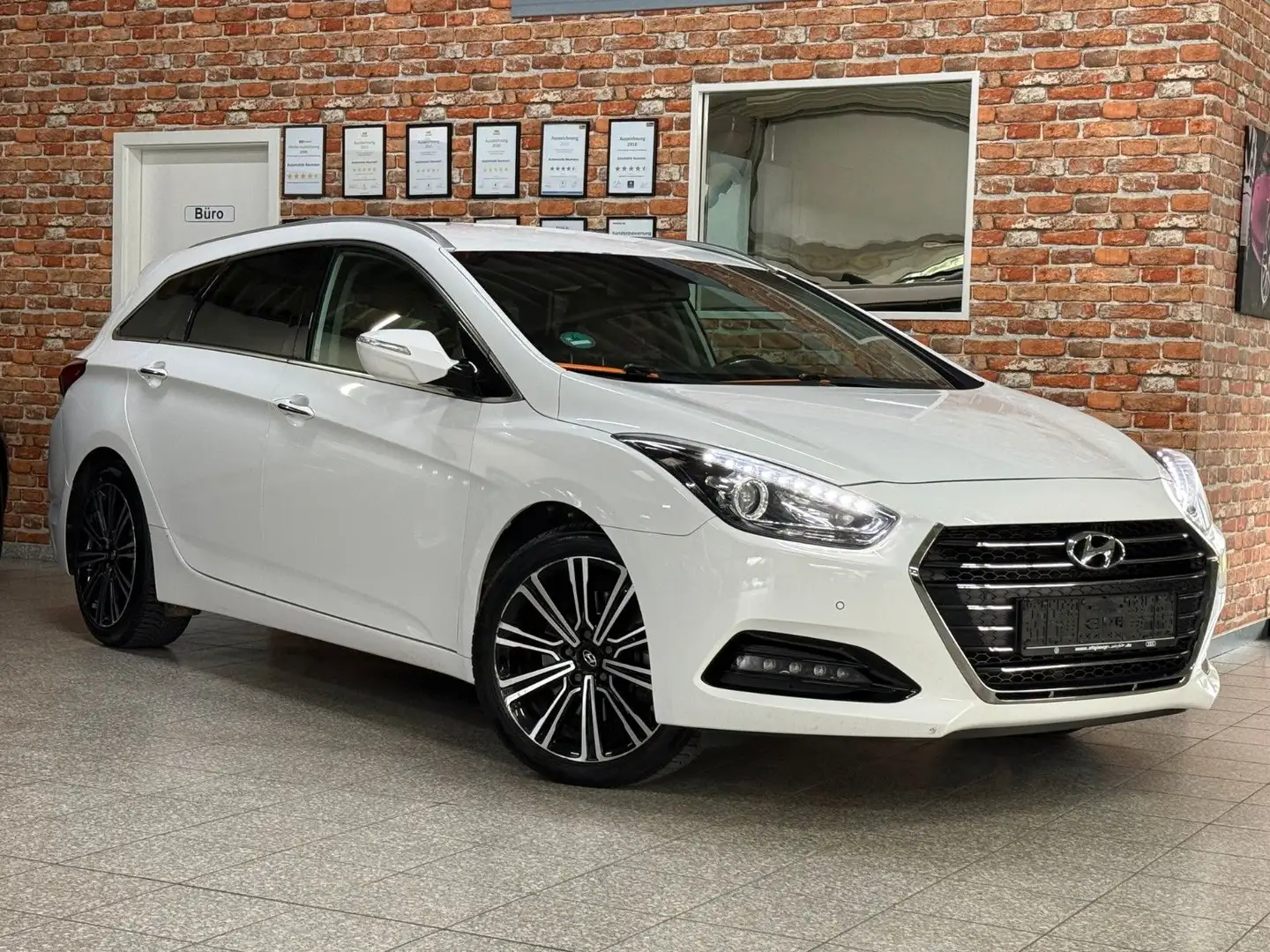 Hyundai i40 cw blue Style-Leder-Navi-AHK-Alu 18"-Spurhal Blanc - 1