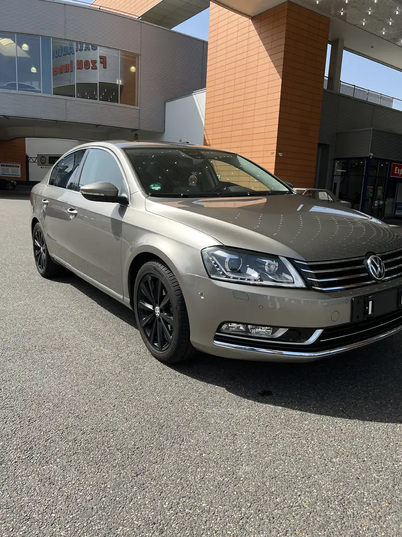 Volkswagen Passat Highline Beige - 2