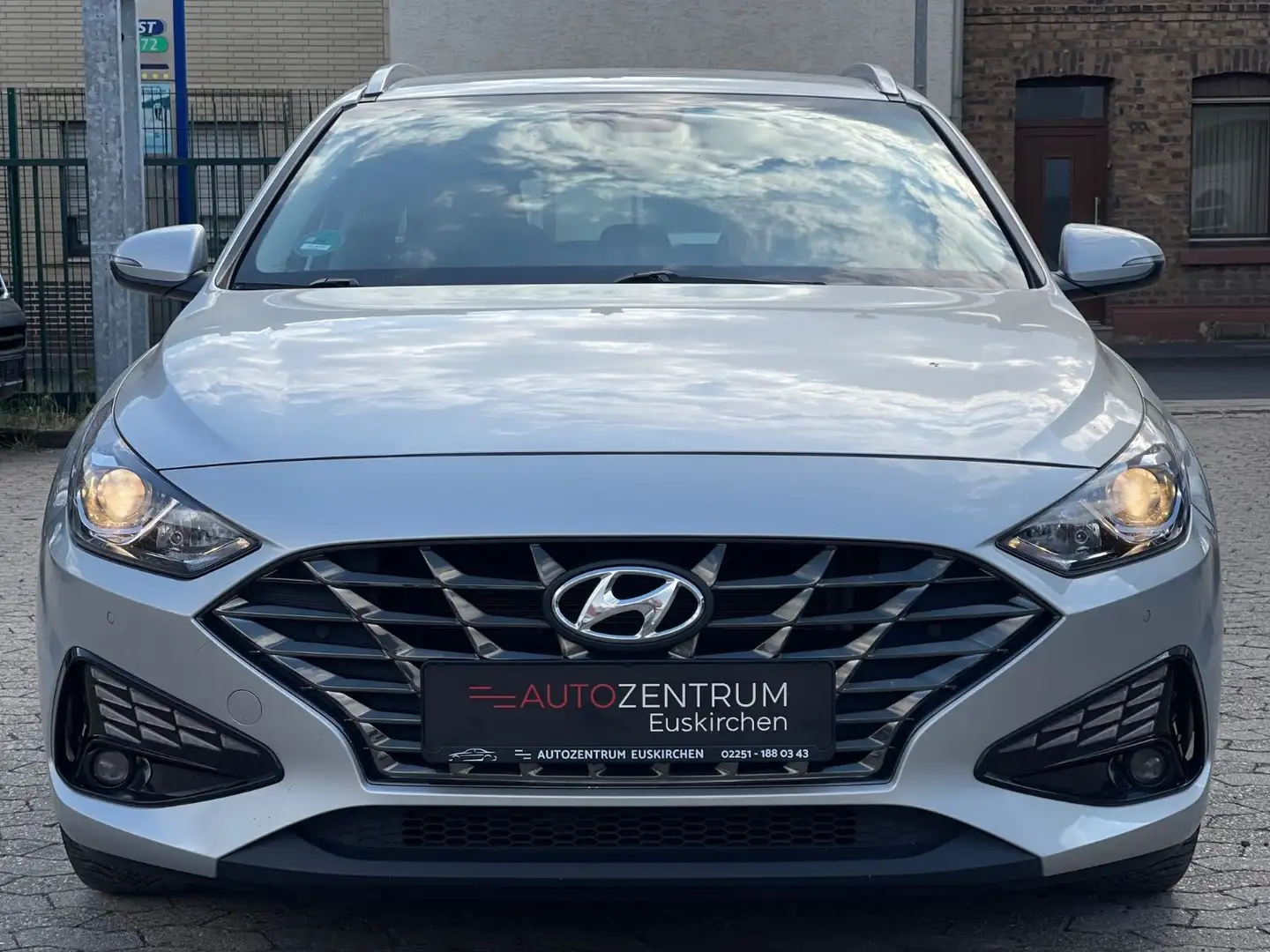 Hyundai i30 cw Mild-Hybrid | Spur | Navi | Kam. | SHZ | Plateado - 2