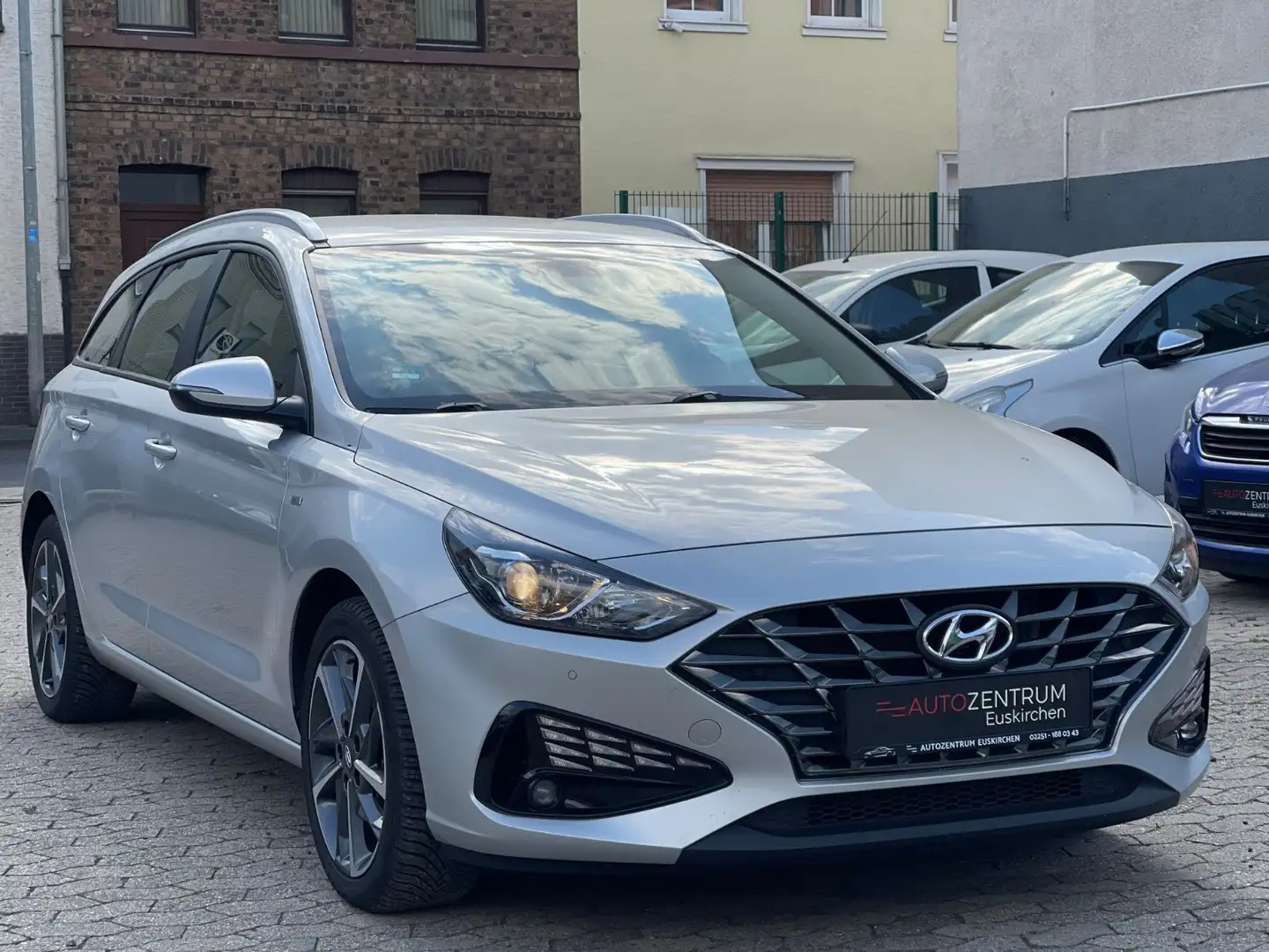 Hyundai i30 cw Mild-Hybrid | Spur | Navi | Kam. | SHZ | Plateado - 1