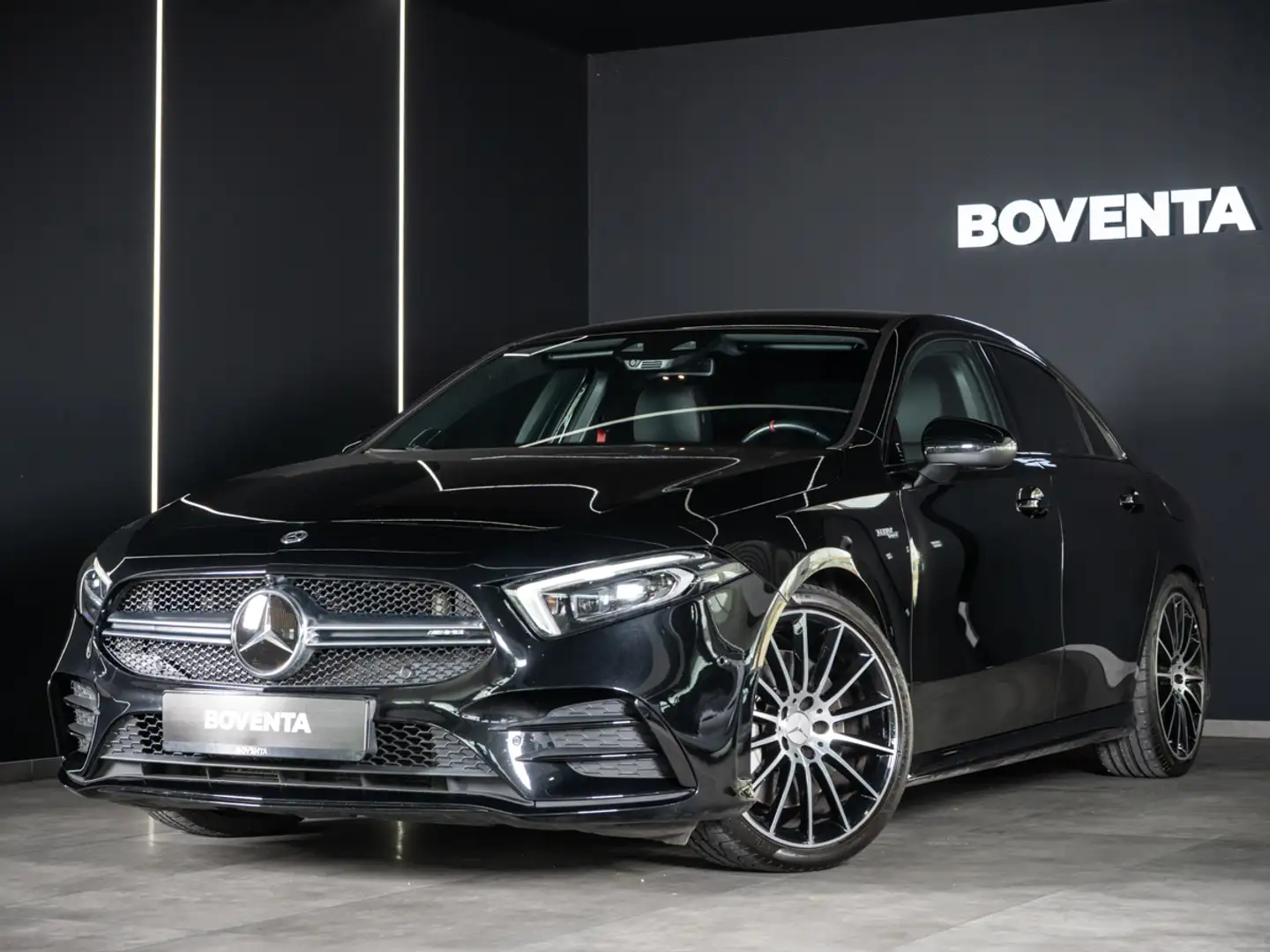 Mercedes-Benz AMG A35 Limousine 4Matic *NIGHT*BURMESTER*KAMERA* Zwart - 1