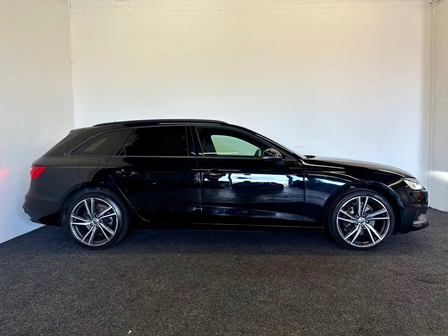 Audi A4 Avant | Automaat | PDC | CC | Dealer onderhouden Noir - 2