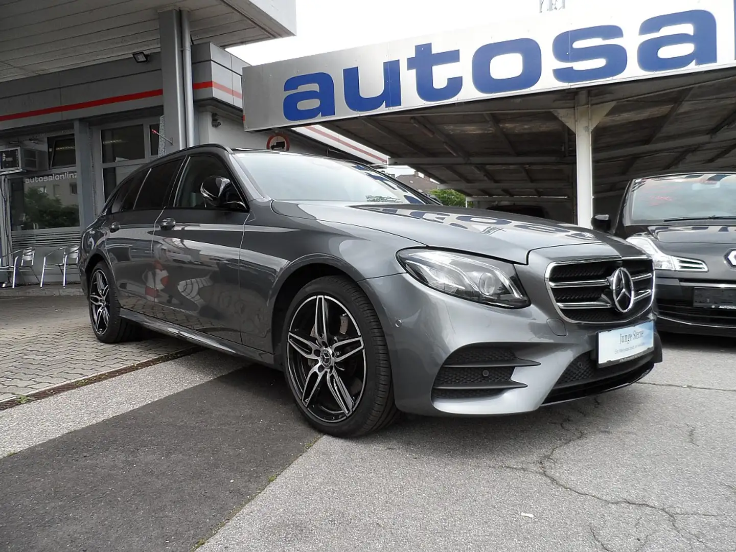 Mercedes-Benz E 220 d T Avantgarde 4MATIC Aut.AMG Paket LP € 98.000... Grijs - 1