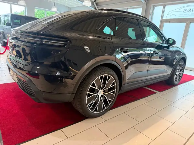 Porsche Macan view 4