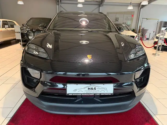 Porsche Macan view 3