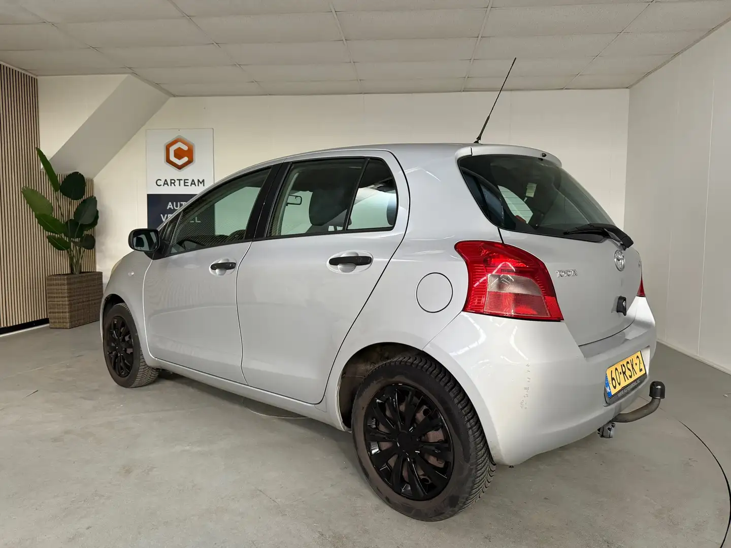 Toyota Yaris 1.3 VVTi Cool Airco Grijs - 2