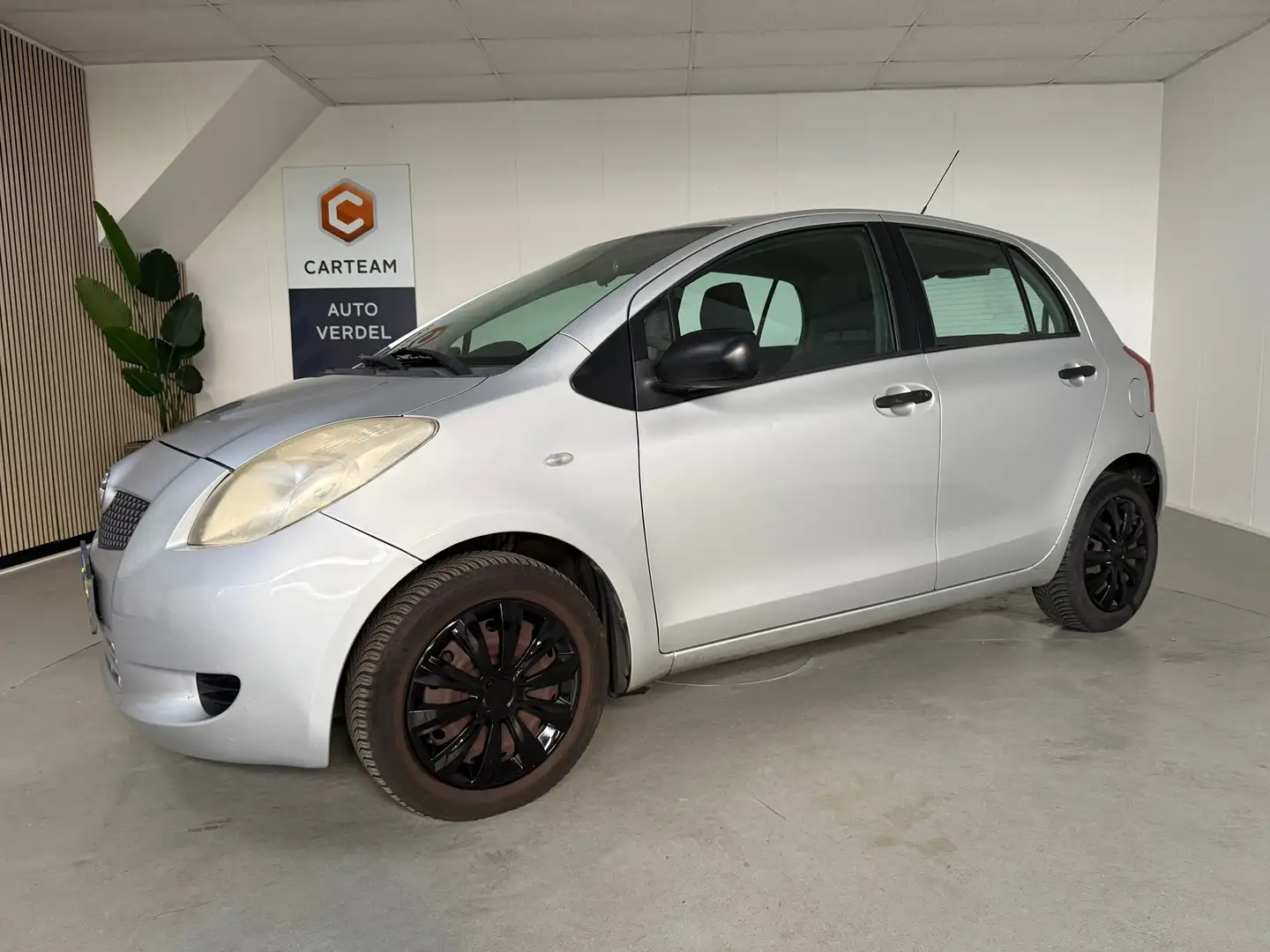 Toyota Yaris 1.3 VVTi Cool Airco Grijs - 1