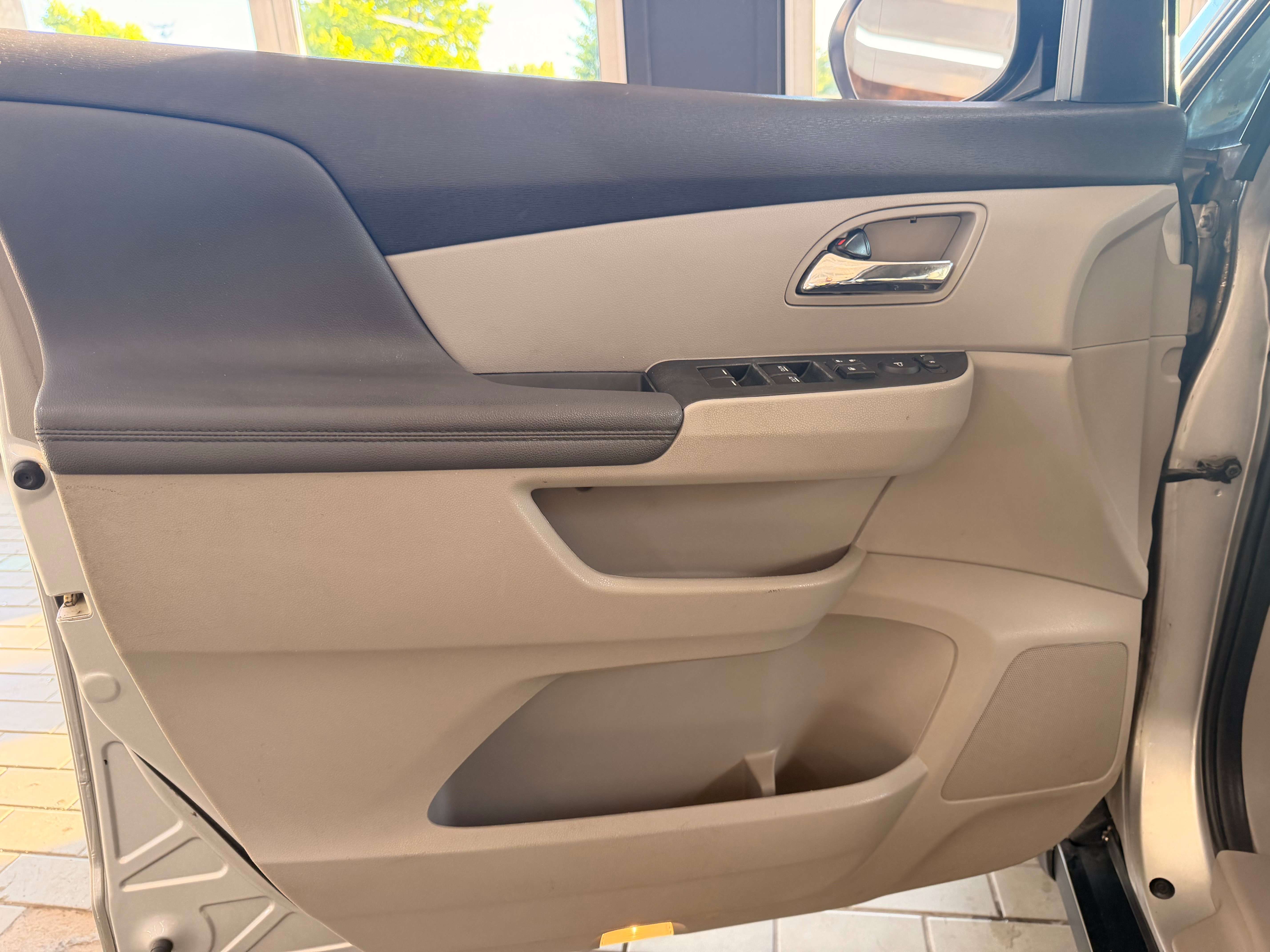 2015 Honda Odyssey EX - Image 16