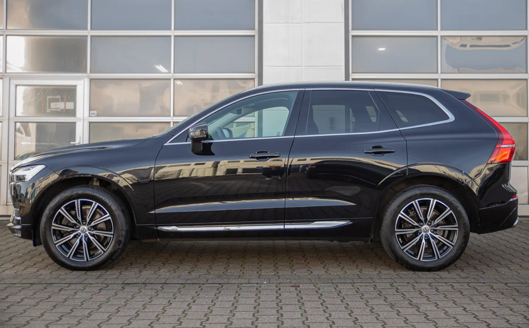 Volvo XC60 B4 Inscription AWD AHK*Standheizung*Totwinkel*Navi Schwarz - 2
