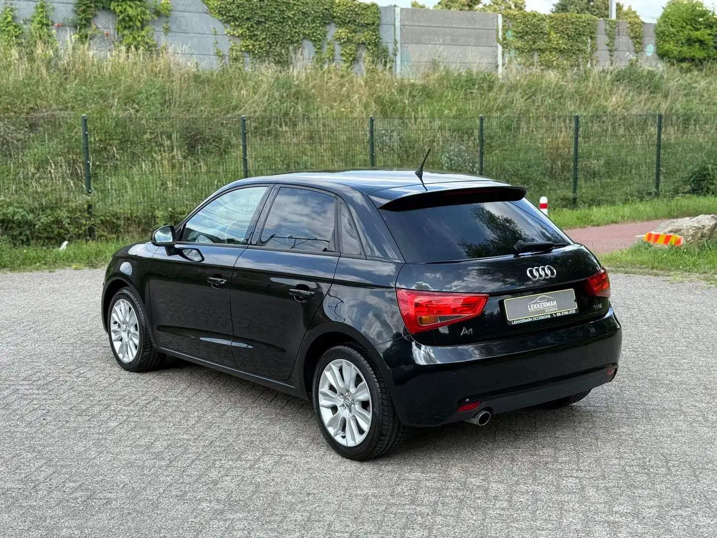 Audi A1 Sportback 1.2 TFSI Attraction Pro Line NAVI I PDC Noir - 2