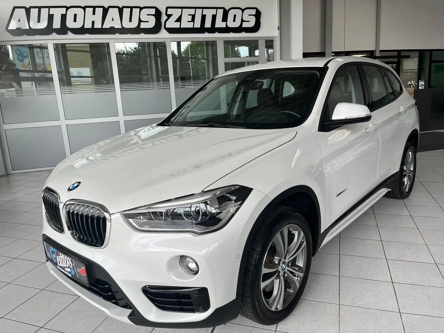 BMW X1 xDrive 20i Sport Line *LED*PDC*SHZ*AHK*BT*Alu Weiß - 1