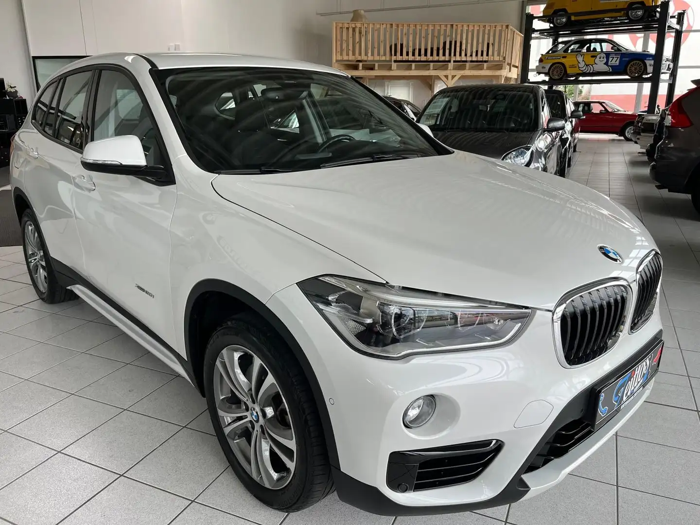 BMW X1 xDrive 20i Sport Line *LED*PDC*SHZ*AHK*BT*Alu Weiß - 2