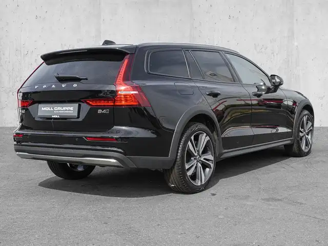 Volvo V60 Cross Country view 4