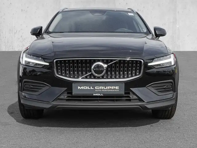 Volvo V60 Cross Country view 3