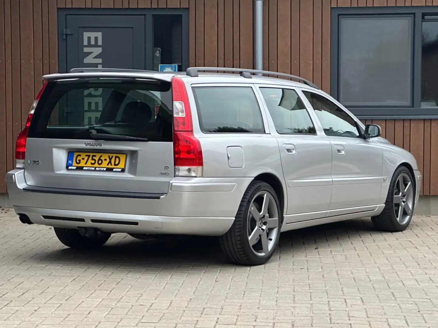 Volvo V70 2.5 R 300PK  ZEER NETTE STAAT! Grey - 2