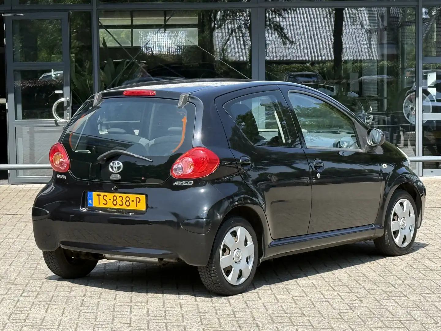 Toyota Aygo 1.0-12V Airco/CV op afstand/Elktr pakket Zwart - 2