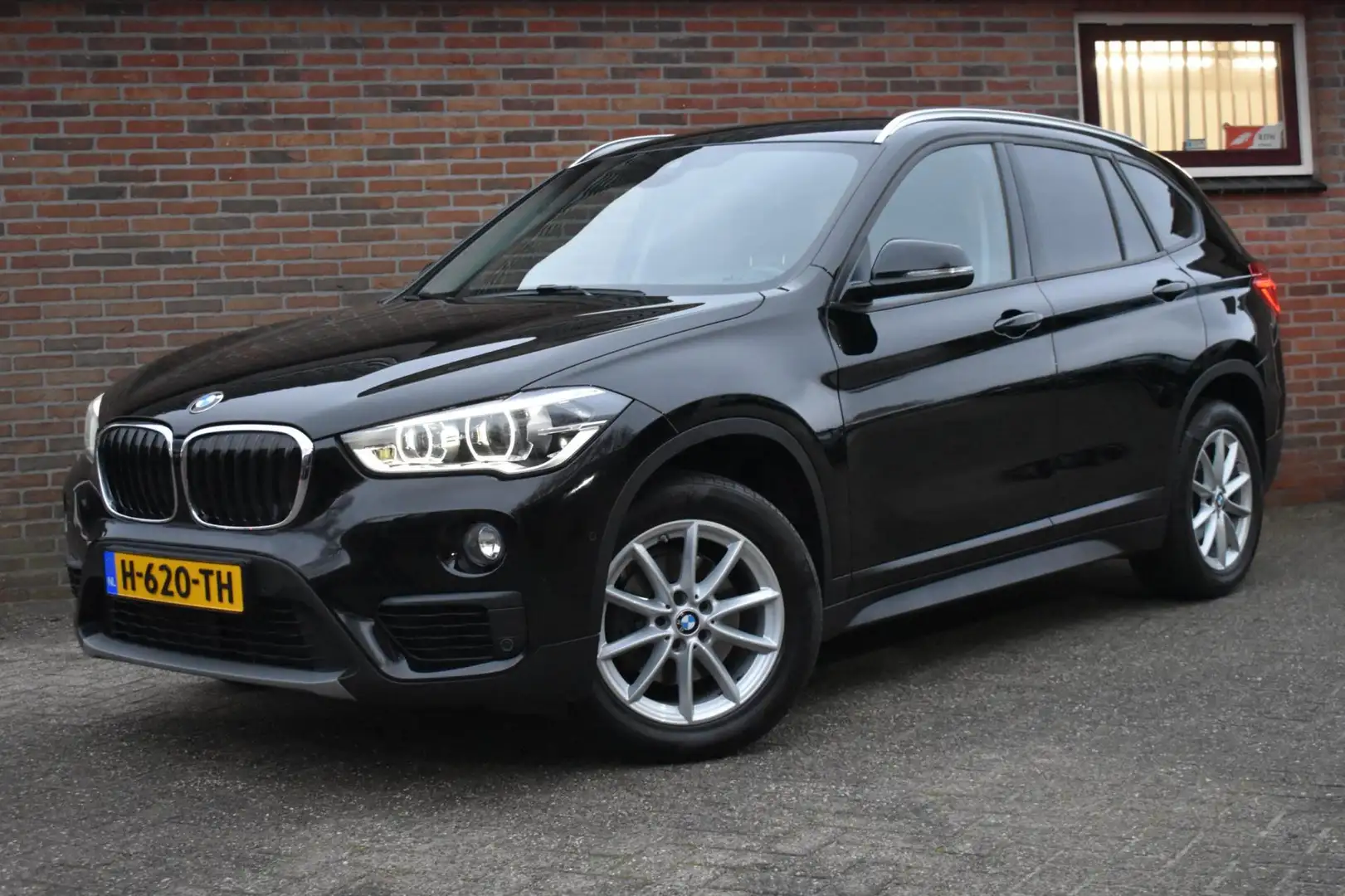 BMW X1 SDrive18i Executive '17 automaat, inruil mogelijk Noir - 1