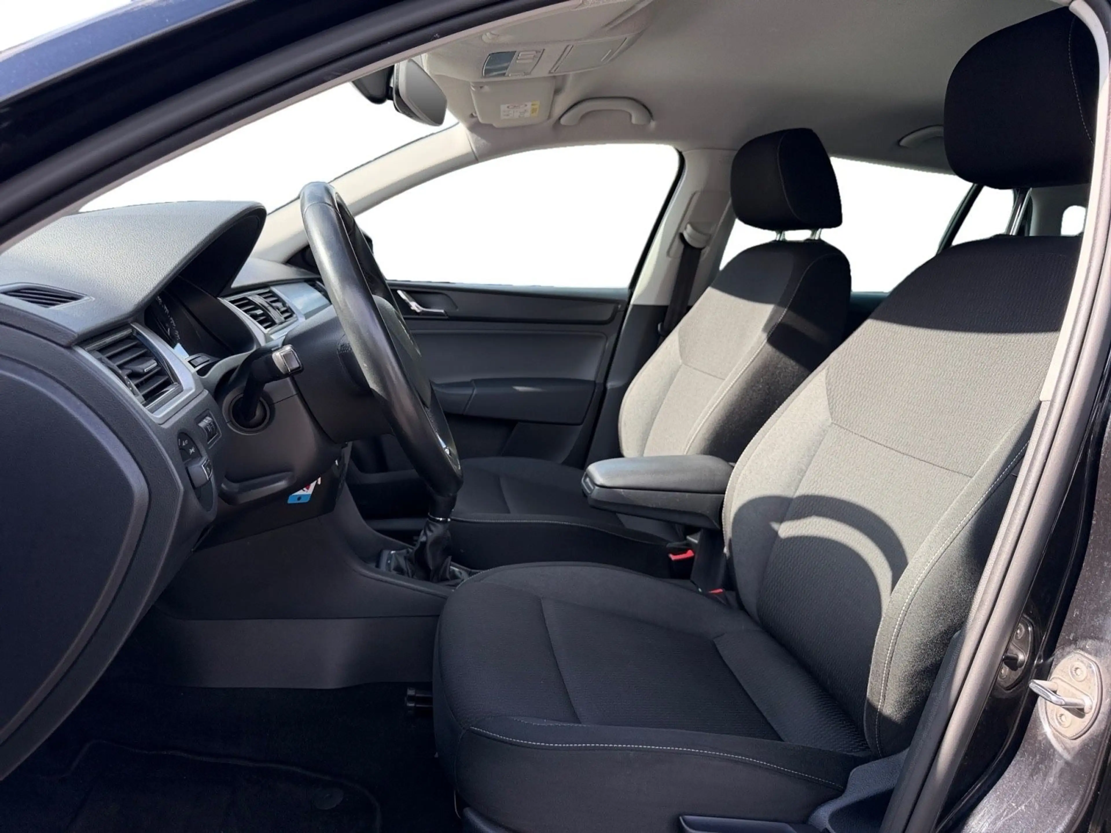 Skoda Rapid/Spaceback Navi Tempompomat Klimaautomatik Bluetooth — photo 10