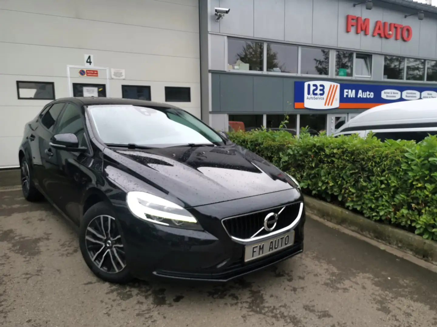 Volvo V40 D4 2.0  GEARTRONIC MOMENTUM Noir - 1