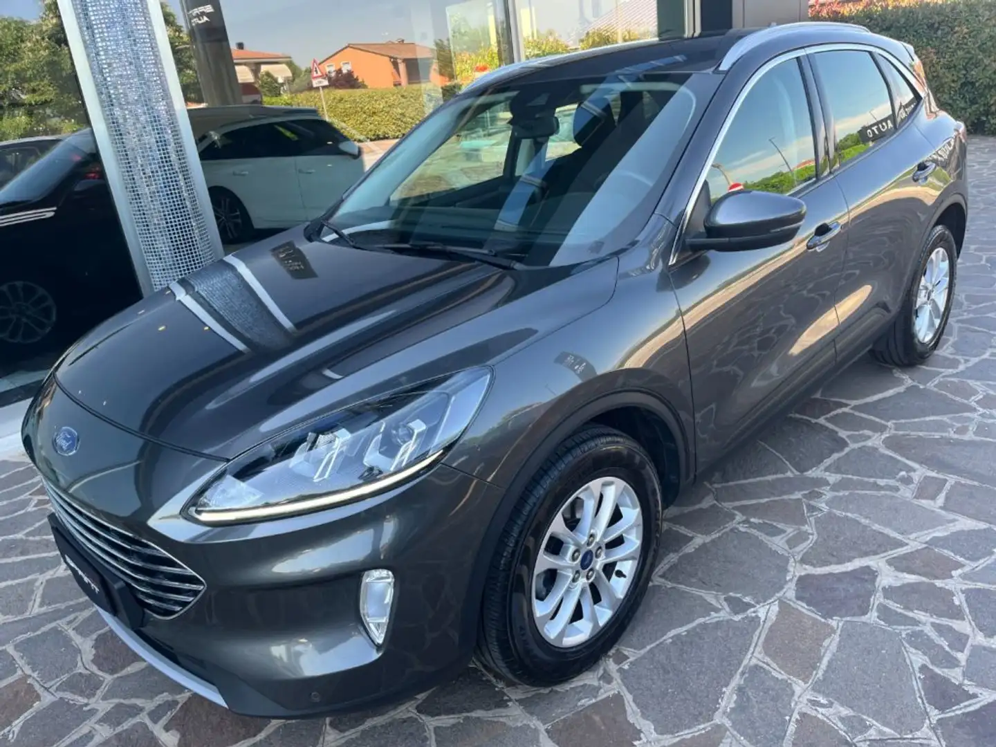 Ford Kuga 1.5 EcoBlue 120CV AUTOMATICA TITANIUM Gris - 1
