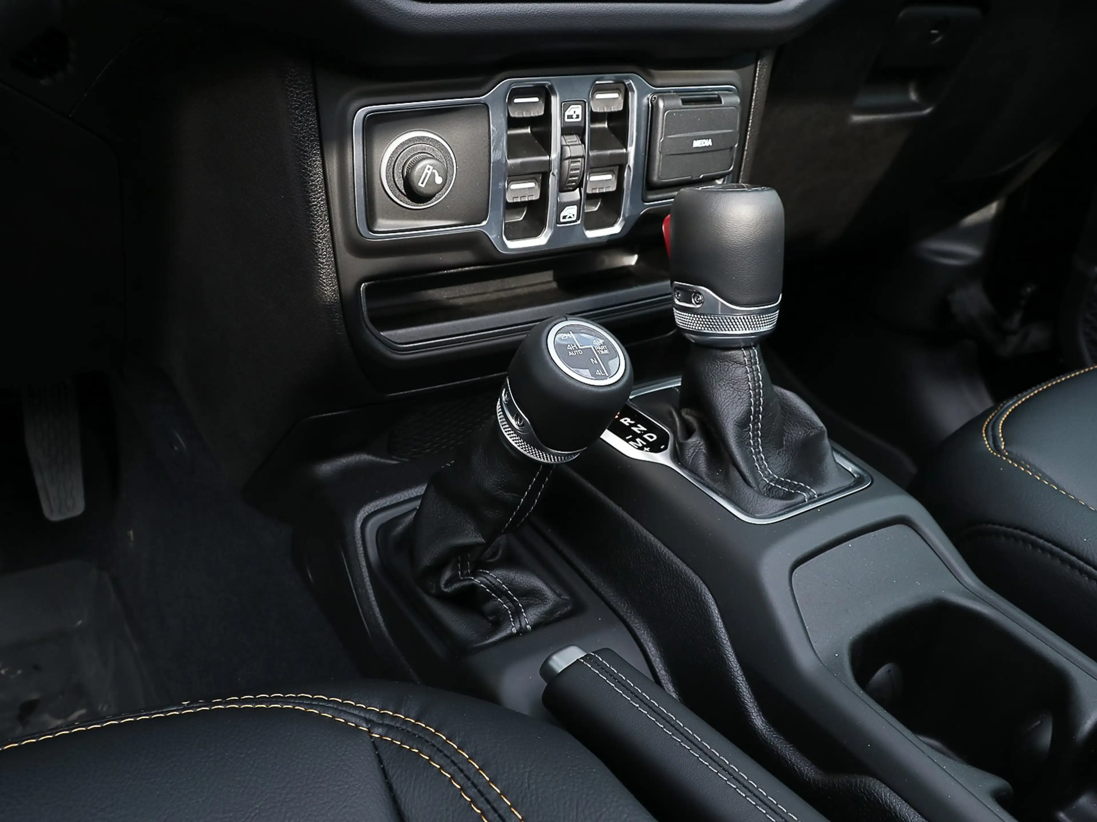Jeep Wrangler 2.0 T-GDI Sahara Sky One-Touch Kam./LED — photo 9