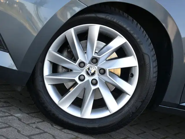 Skoda Superb view 5