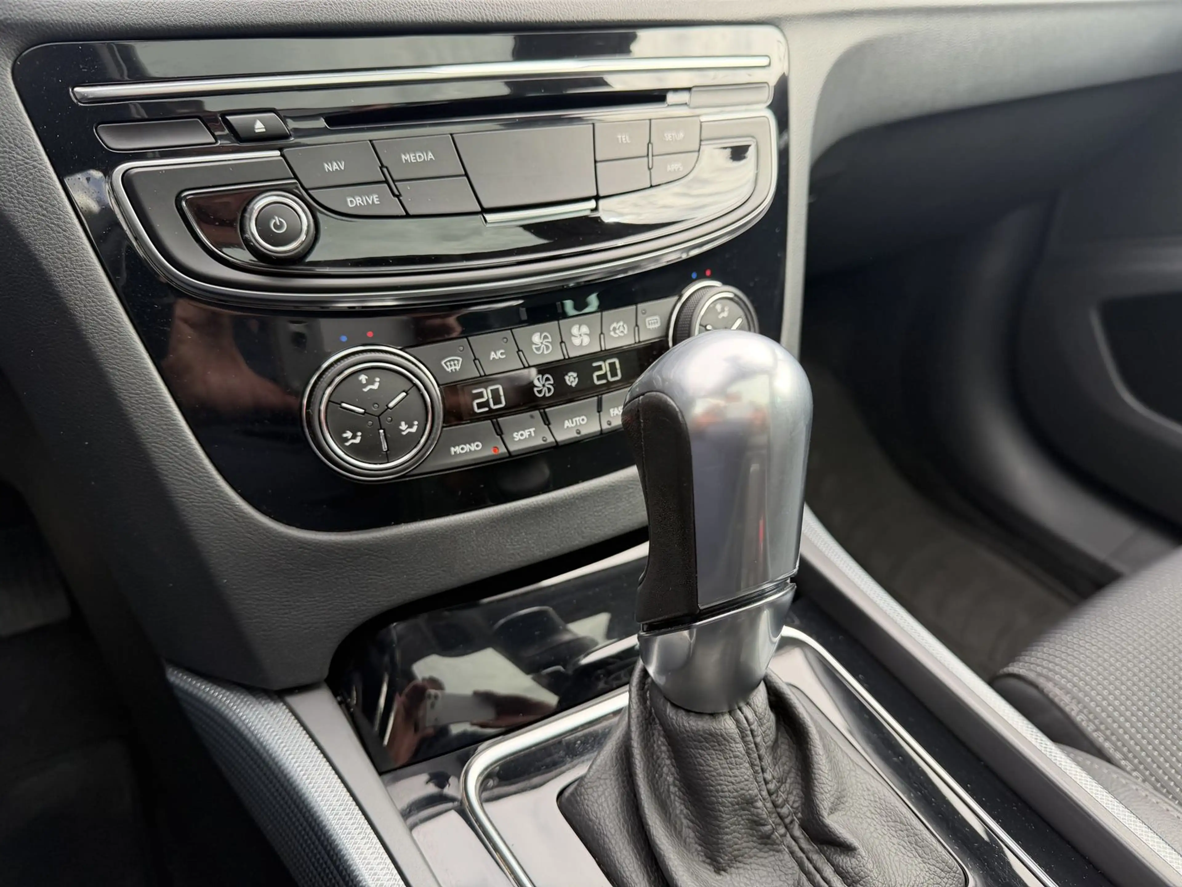 Peugeot 508 2.0 AT Blue HDI SW Allure LED Pano Navi Voll — photo 15