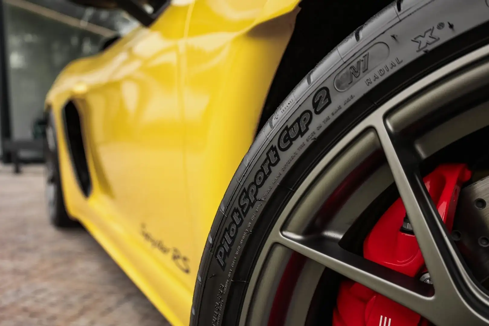 Porsche 718 Spyder RS PDK Amarillo - 2