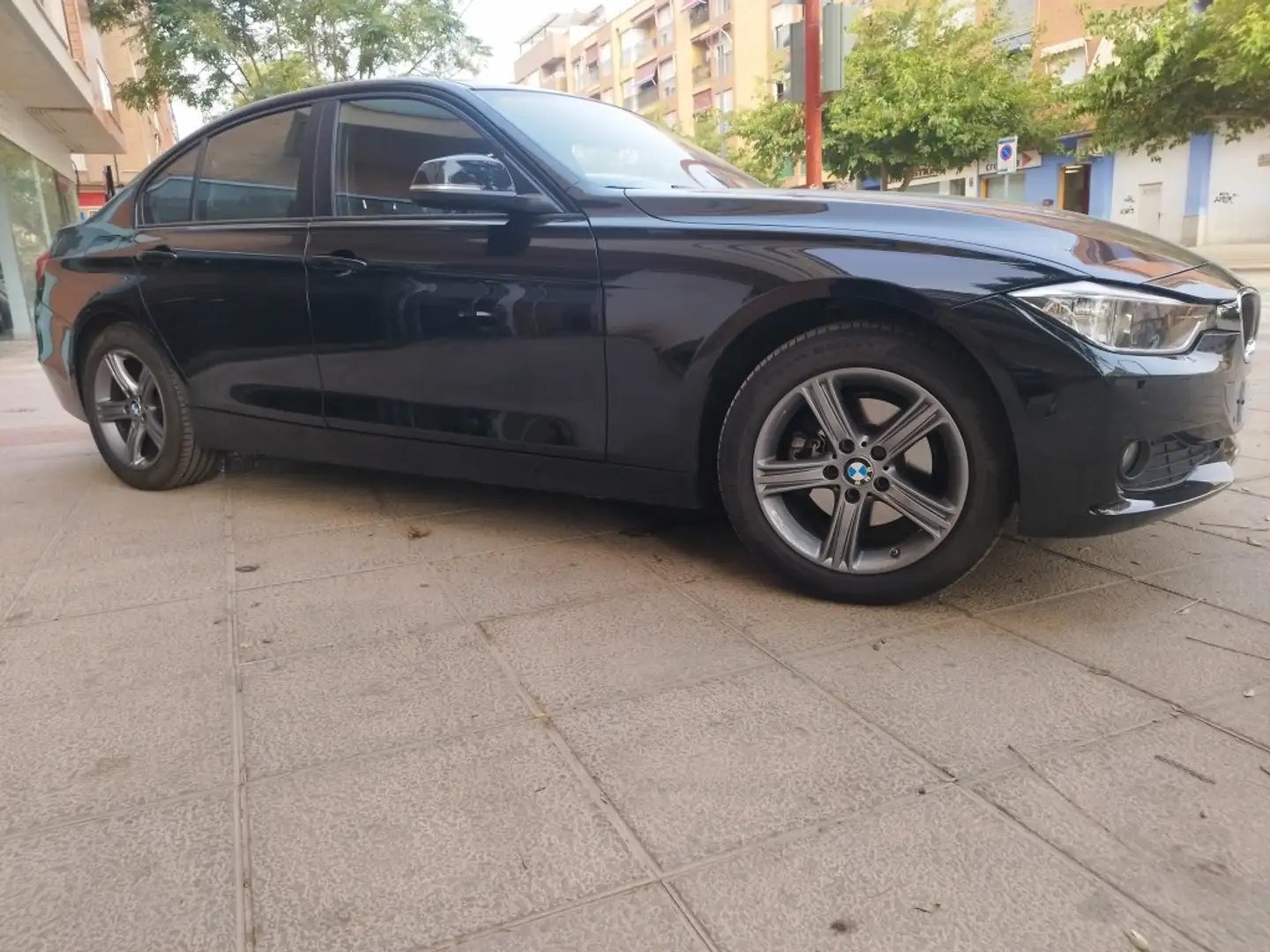 BMW 320 320d Essential Plus M-Sport Edition Noir - 2