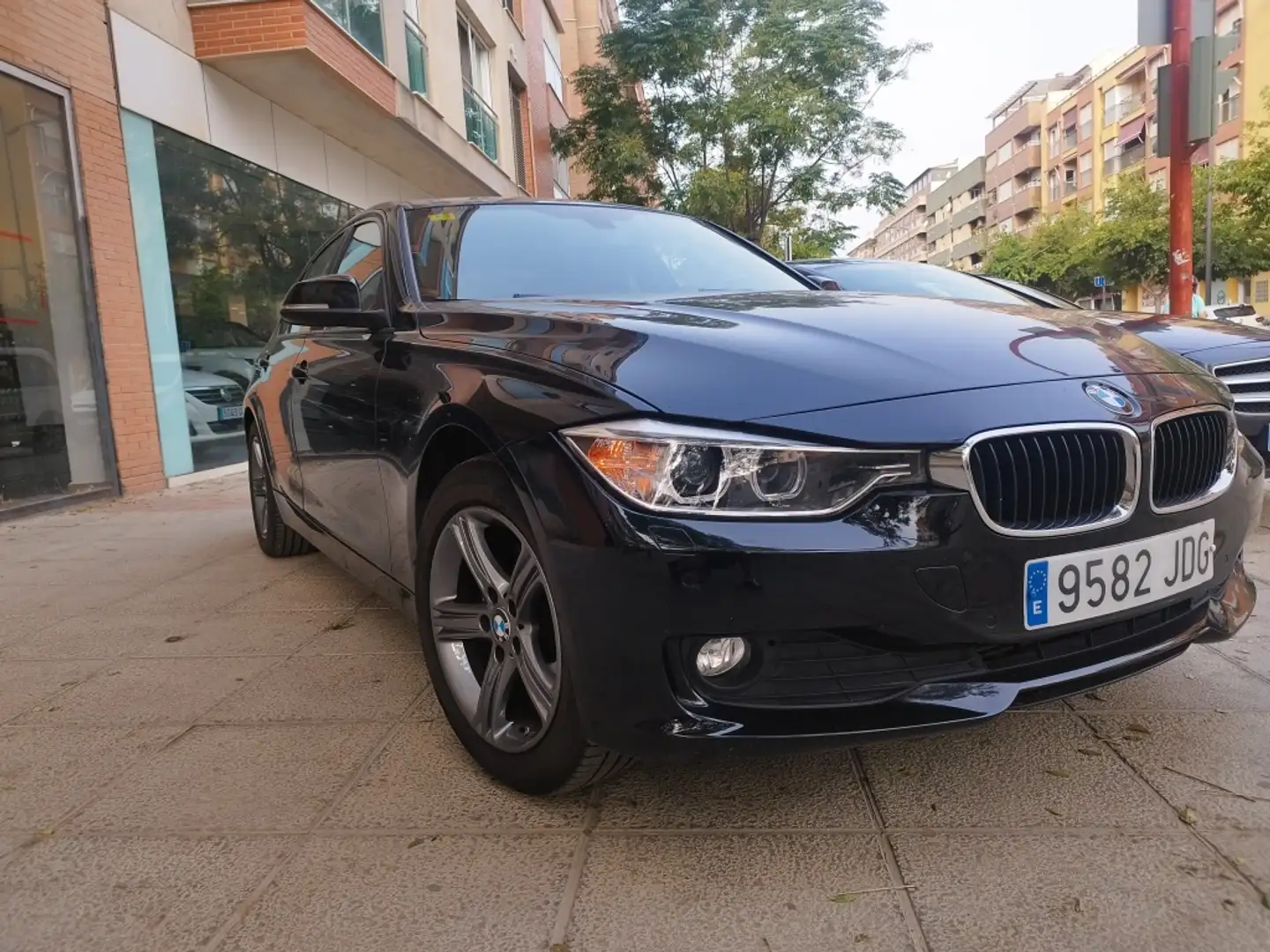 BMW 320 320d Essential Plus M-Sport Edition Noir - 1