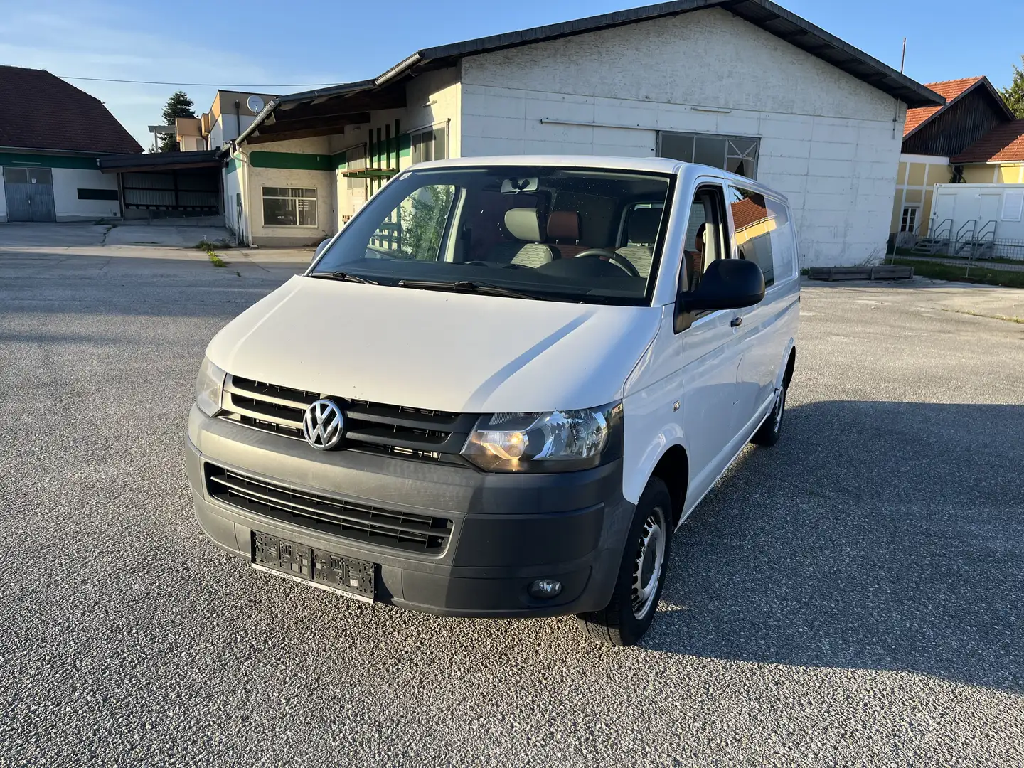 Volkswagen T5 5-Sitzer, Langer Radstand, Standheizung, Bett Weiß - 2