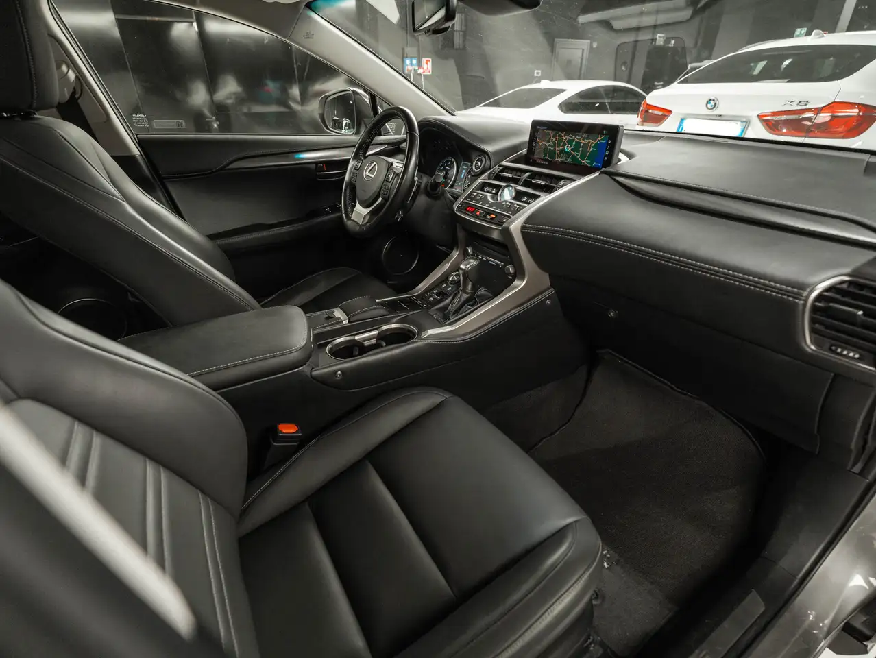 Lexus NX 300h 2.5 Luxury 4x4 155ch - 1 ère main - Carplay - Led - Hayon éléctrique - Euro 6