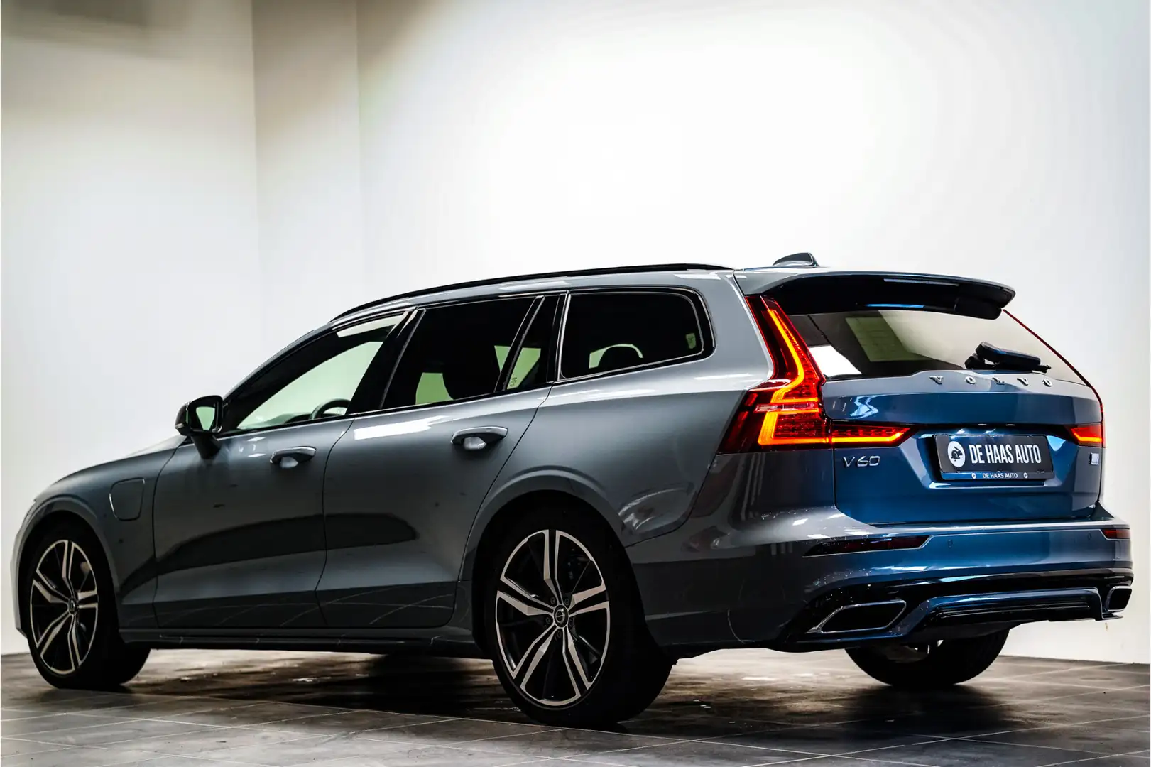 Volvo V60 T8 Recharge AWD R-Design|Harman Kardon|Leder|Camer Grijs - 2