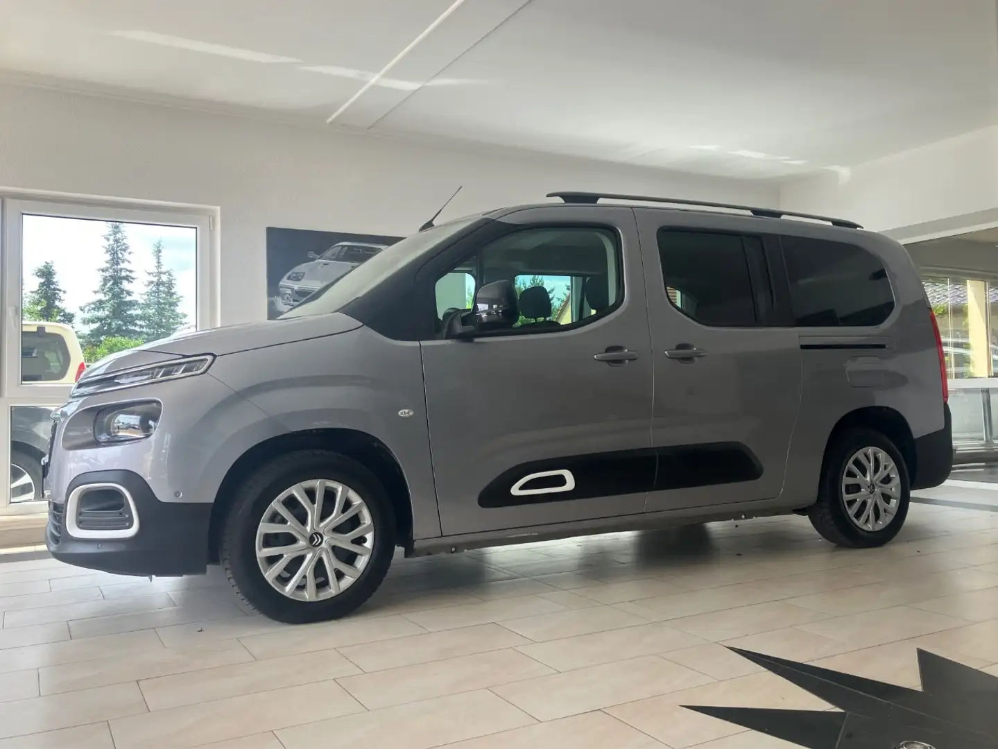 Citroen Berlingo Shine XL 1.2 PureTech Rollstuhlrampe Grau - 2