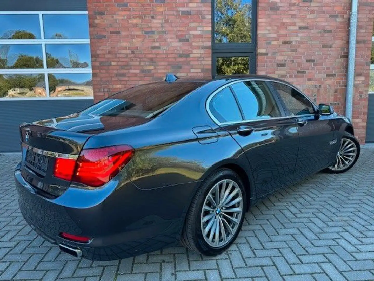 BMW 750 i xDrive,DACH,360 KAM,SOFTCLOSE,XENON,HEAD-UP Grau - 2