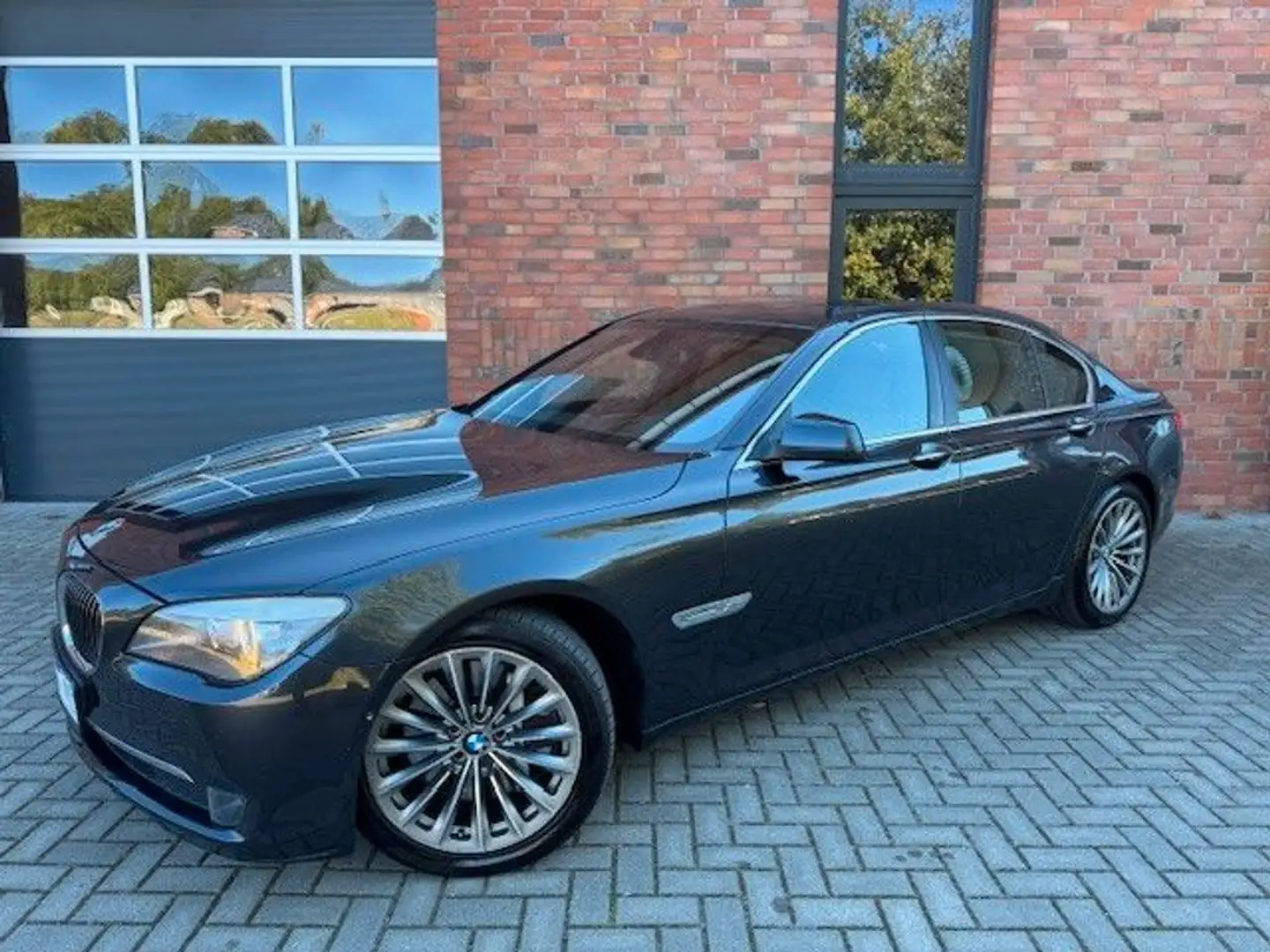 BMW 750 i xDrive,DACH,360 KAM,SOFTCLOSE,XENON,HEAD-UP Grau - 1