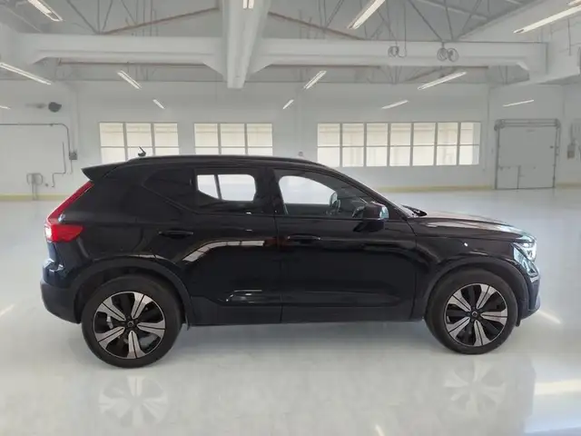 Volvo XC40 view 3