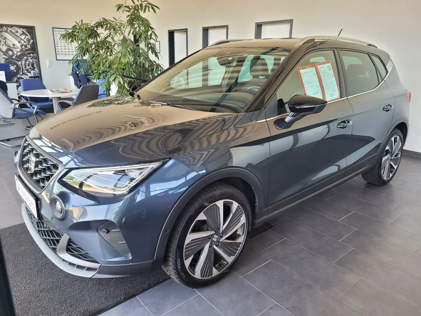 SEAT Arona 1.0 TSI Autom. FR m. Navi/Kamera/AHK Grau - 2